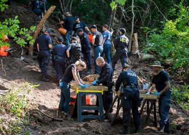 Policía canadiense descubre más restos humanos ligados al "jardinero asesino"