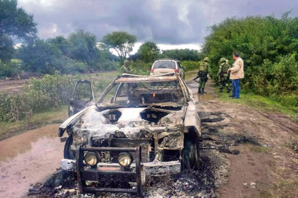 Operativo. Los federales lograron encontrar a orillas de una carretera dos camionetas que usaron los presuntos agresores.