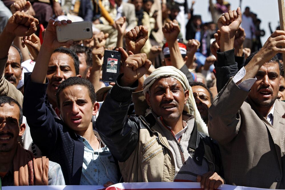 Miles de yemeníes participaron en una manifestación contra Arabia Saudí fuera las oficinas de la ONU en la capital yemení Sanaia, un día después de los ataques aéreos (Foto: EFE)