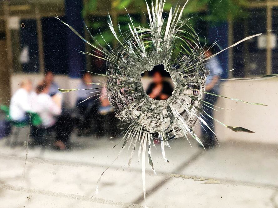 En uno de los salones de cuarto semestre, alumnos y maestras le tomaron fotografías a uno de los orificios que dejó el impacto de un proyectil (CORTESÍA LA EXPRESIÓN)