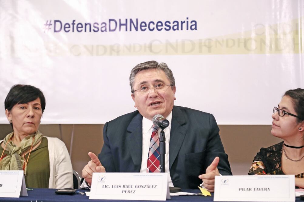 Vulnera bles. Luis Raúl González, titular de la CNDH, dijo que la indiferencia de los tres niveles de gobierno propicia que se atente contra los defensores de derechos humanos (ALEJANDRO ACOSTA. EL UNIVERSAL)