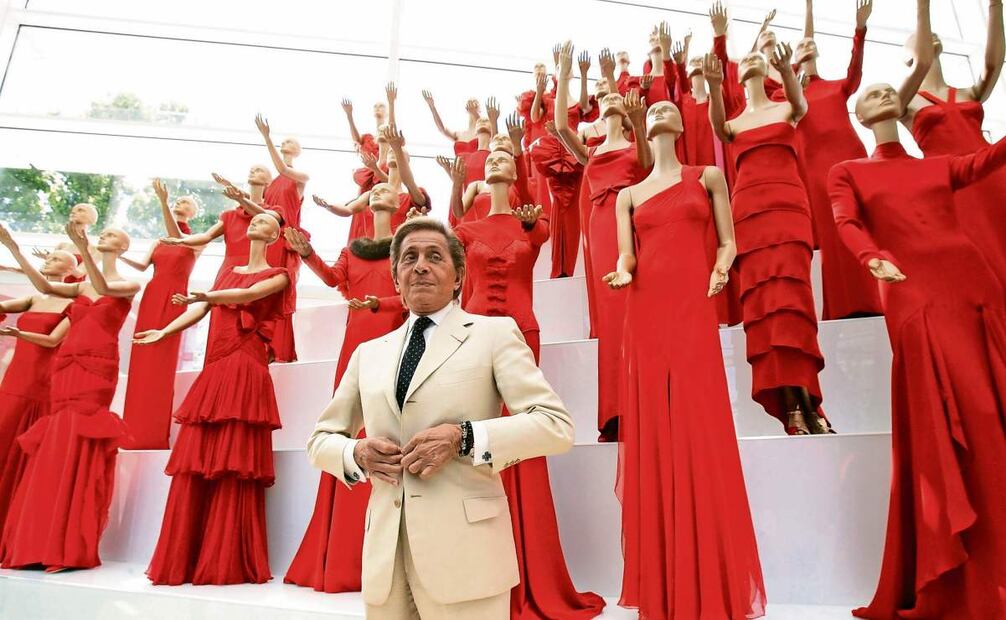 El rojo fue el color que distinguió su estilo y predominó en sus desfiles. Actrices también lo lucieron. Fotos: AFP y AP