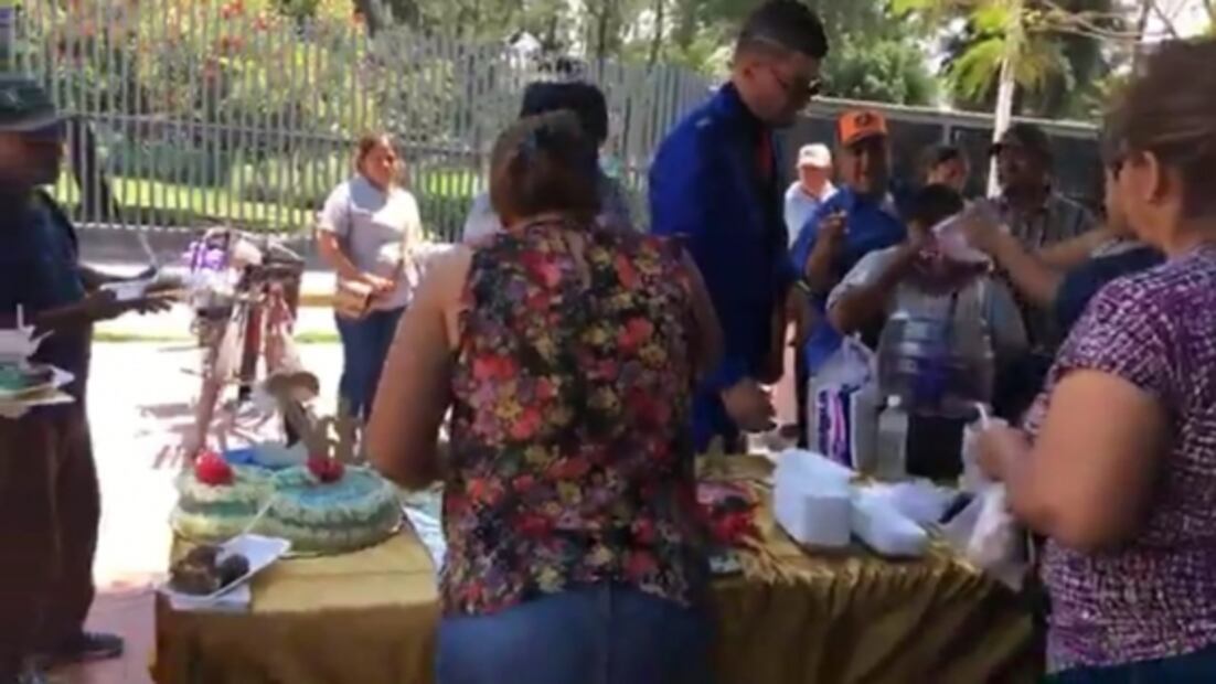 Por Covid-19, pareja pospone boda pero reparte banquete en Hospital General de Irapuato