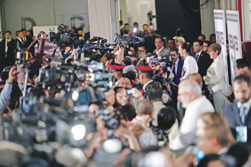 Al salir del encuentro, los organizadores dispusieron de un espacio para que los periodistas pudieran entrevistar a los siete candidatos sobre sus impresiones de este primer ejercicio para que la ciudadanía confronte sus propuestas (IVÁN STEPHENS. EL UNI)