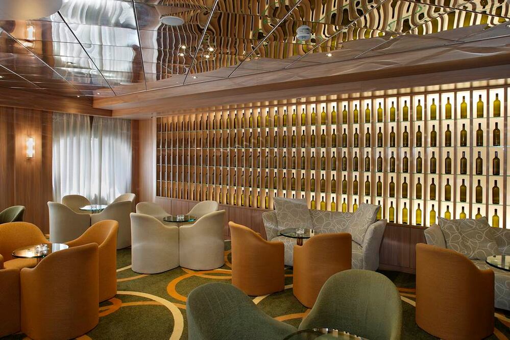 Las suites y áreas recreativas del crucero tienen un diseño inglés, con alfombras y mobiliario de madera. (Foto: Cortesía CMV)