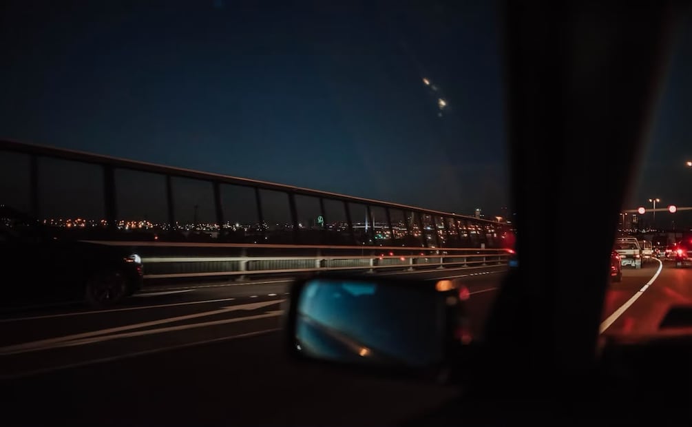 Si vas a conducir por la noche, procura mantenerte alerta en todo el camino. Foto: Unsplash