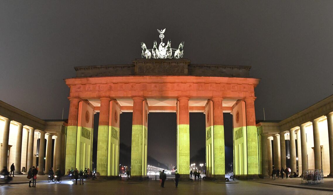 La Puerta de Brandenburgo se iluminó hoy con los colores de la bandera alemana tras el atentado que ayer dejó doce muertos y numerosos heridos en un mercadillo de Navidad en Berlín (Foto: EFE)
