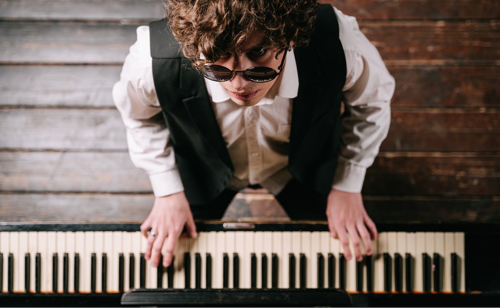 Aprender música puede favorecer un envejecimiento saludable. Foto: Canva