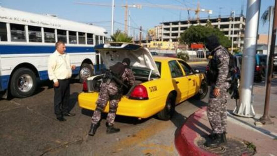 Ordenan regreso de taxis amarillos a Garita de Tijuana