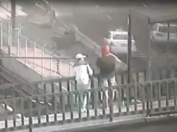 Captan en video asalto en puente peatonal de Iztapalapa