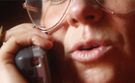 Poesía erótica por teléfono brinda sensualidad y risas durante la pandemia