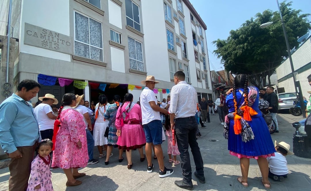 En plena plaza de Garibaldi, familias pertenecientes a comunidades indígenas residentes en la Ciudad de México recibieron viviendas de interés social. Foto: Alberto Acosta - EL UNIVERSAL