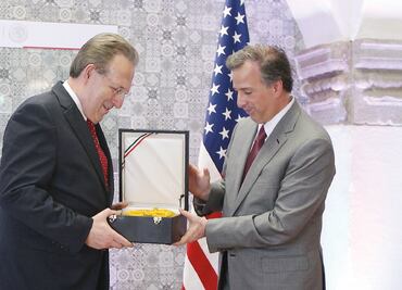 Dan a Wayne Águila Azteca por su labor