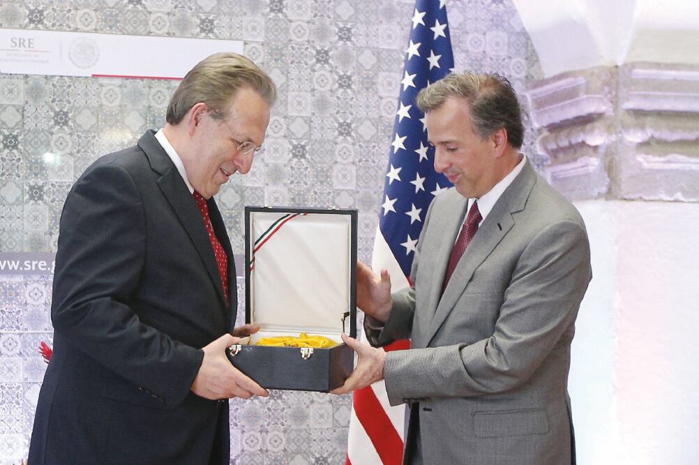 El secretario José Antonio Meade (der.), al entregar la distinción al embajador de Estados Unidos en México, Earl Anthony Wayne (EFE)