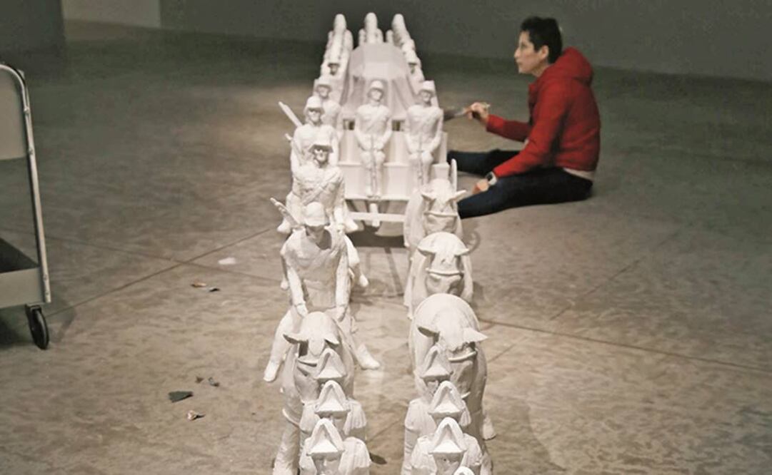 Chille, (2009) videoinstalación y escultura. Contiene una reconstrucción a grande escala de una idealizada maqueta del funeral de Augusto Pinochet (AGUSTIN SALINAS.EL UNIVERSAL)