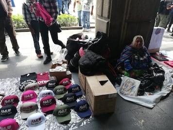 Previo a bailongo, retiran a artesanas del Zócalo que no vendían objetos de Morena o AMLO
