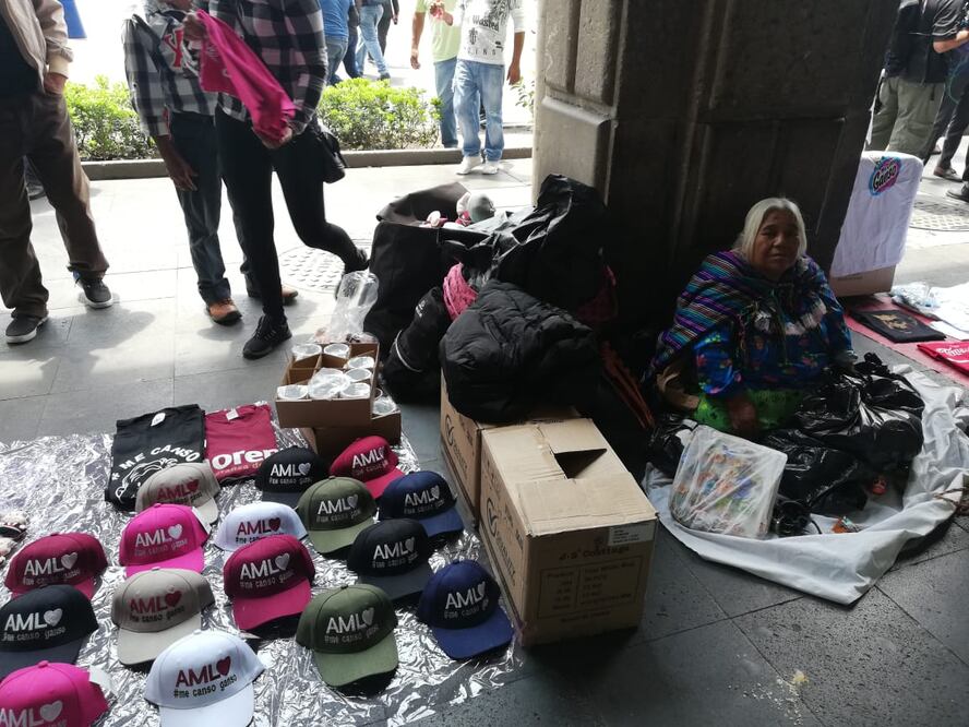 Souvernirs en Zócalo capitalino. Fotografía de Teresa Moreno