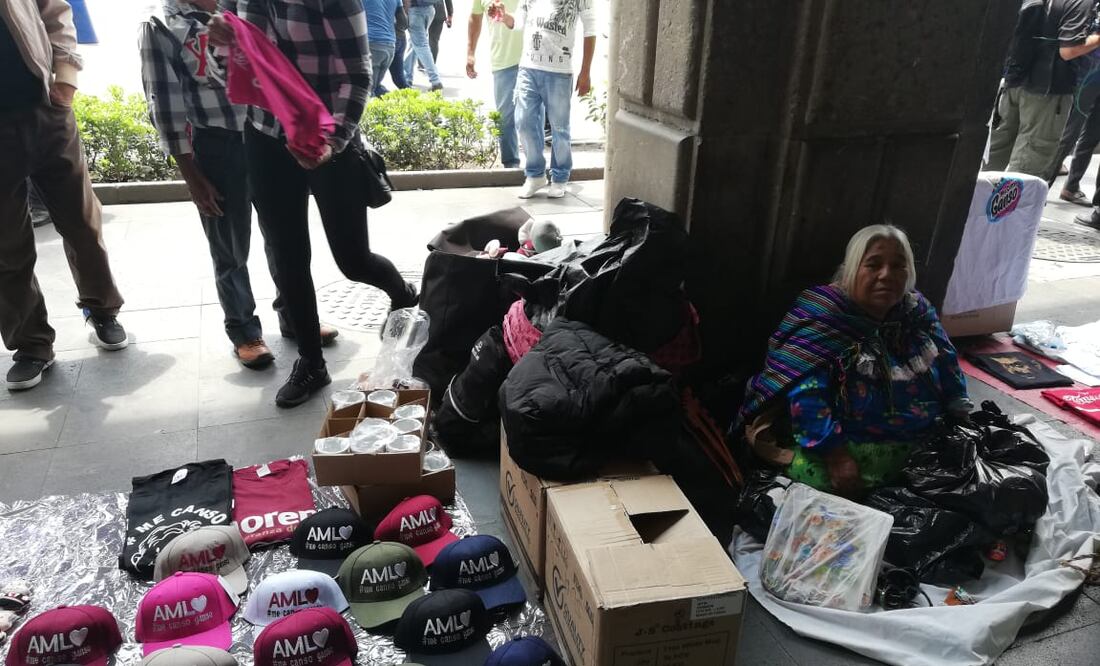 Souvernirs en Zócalo capitalino. Fotografía de Teresa Moreno