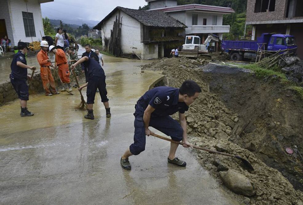Deslizamientos de tierra destrozaron 35 viviendas y cortaron la electricidad, las telecomunicaciones y las carreteras en el condado de Xuyong (XINHUA)