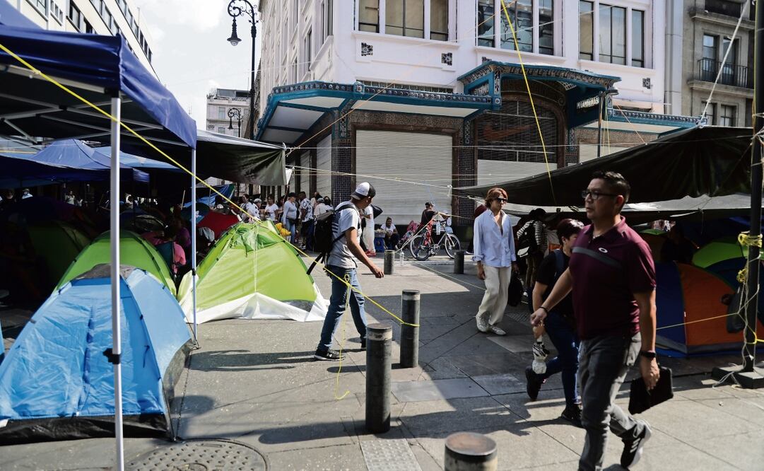 ConComercioPequeño estimó en 25 mil millones de pesos las pérdidas en negocios del Centro Histórico a raíz del plantón de la CNTE. Foto: Archivo EL UNIVERSAL
