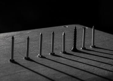 Cómo quitar correctamente un clavo de la llanta de un auto