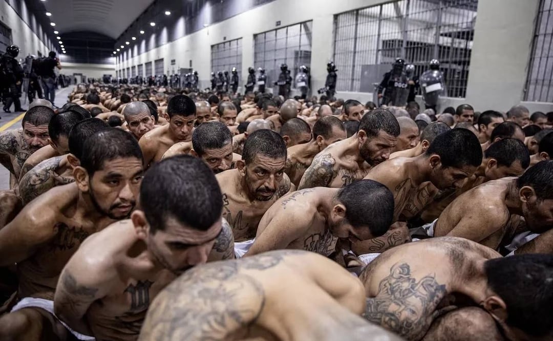 Una imagen del segundo traslado de detenidos en El Salvador a la megacárcel en Tecoluca, cerca de San Salvador. Foto: AFP