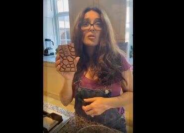 Salma Hayek hace chocolate "extra mexicano" por Pascua