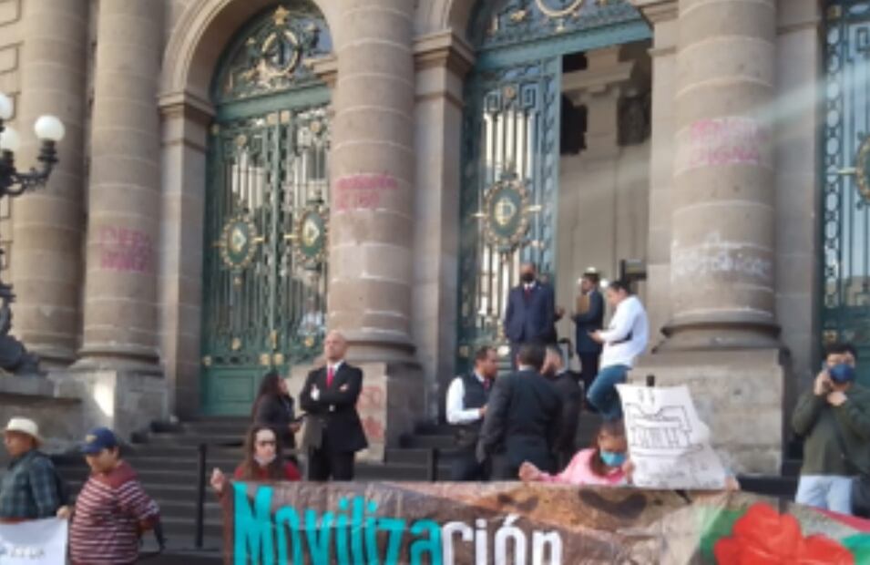 Manifestantes se encuentra afuera del Congreso capitalino FOTO: @OVIALCDMX