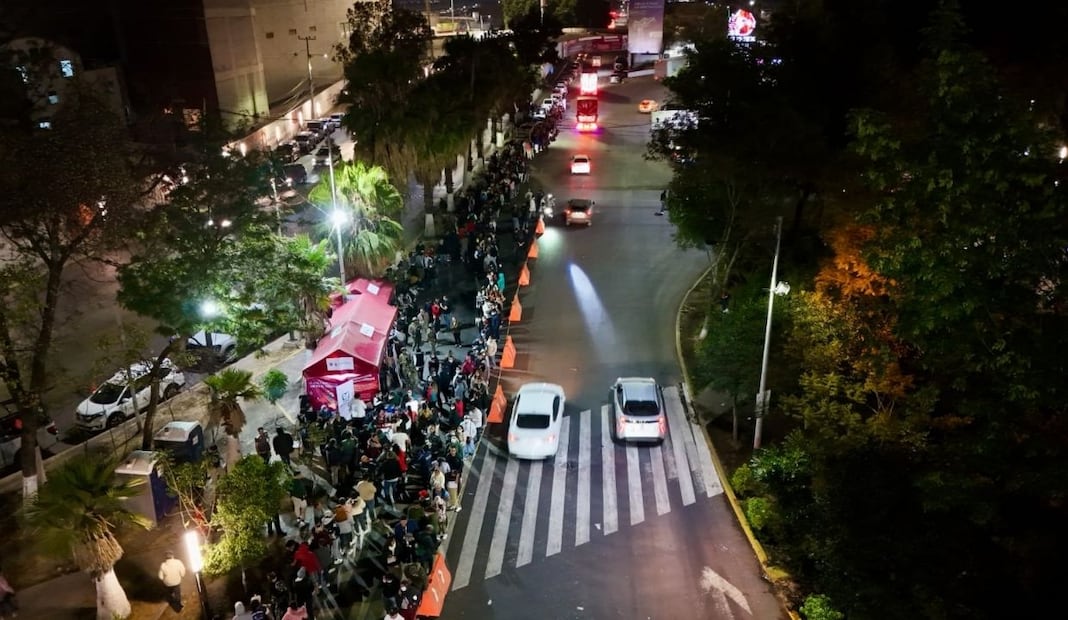 Vacunan contra el sarampión en Iztapalapa; instalan módulos nocturnos en central de abasto. Foto: Valente Rosas