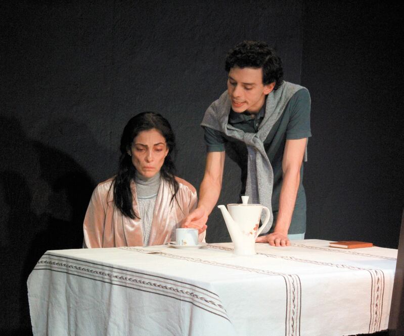 En escena, madre e hijo tienen una plática en el comedor. CORTESÍA