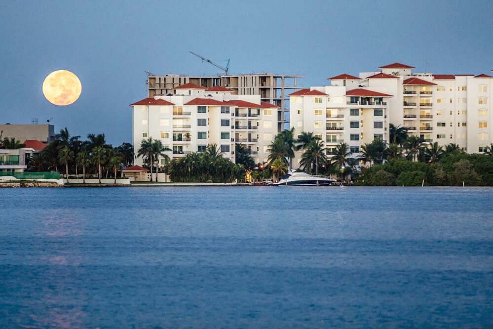 En Cancún, Quientana Roo, el satélite natural de la Tierra se asomó de un tamaño mayor al acostumbrado, debido al fenómeno conocido como superluna (ERIK RUIZ, EL UNIVERSAL)