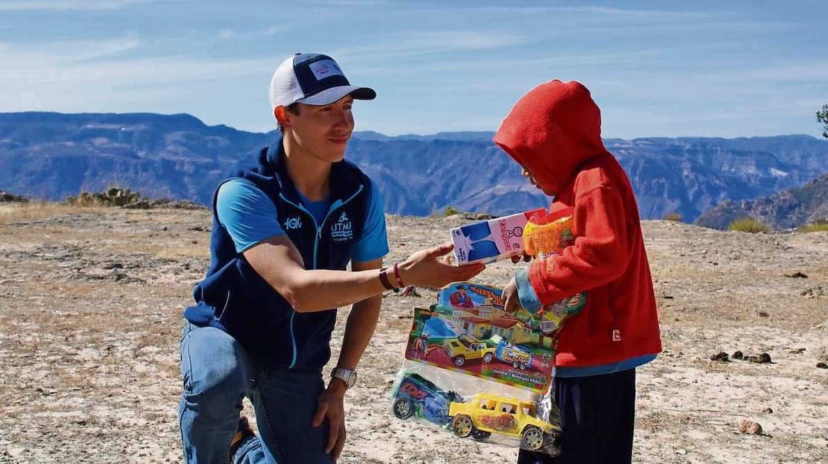 Desde la pandemia, Salvador Martínez corre cientos de kilómetros para llevar juguetes y despensas a comunidades de bajos recursos y personas con discapacidad. Foto: Especial