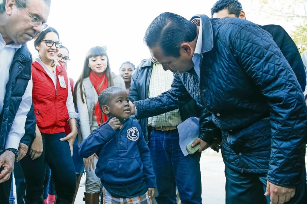 El titular de la Sedesol, Luis Enrique Miranda Nava, visitó un albergue con migrantes haitianos y africanos durante su gira de trabajo por Tijuana (SEDESOL)