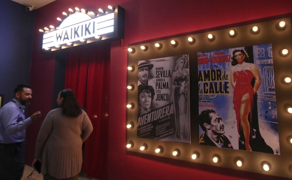 Aspectos de la exposición "La noche nos pertenece" en el Museo de San Carlos, esta muestra contiene documentos visuales de la colonia Tabacalera, sus bailes, paseos, cines y cabarets. Foto: Carlos Mejía/El Universal.