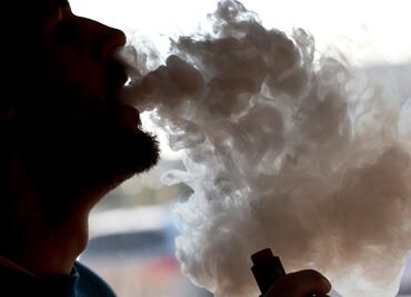 Suman 12 muertes y enferman otros 805 por vapeo en EU