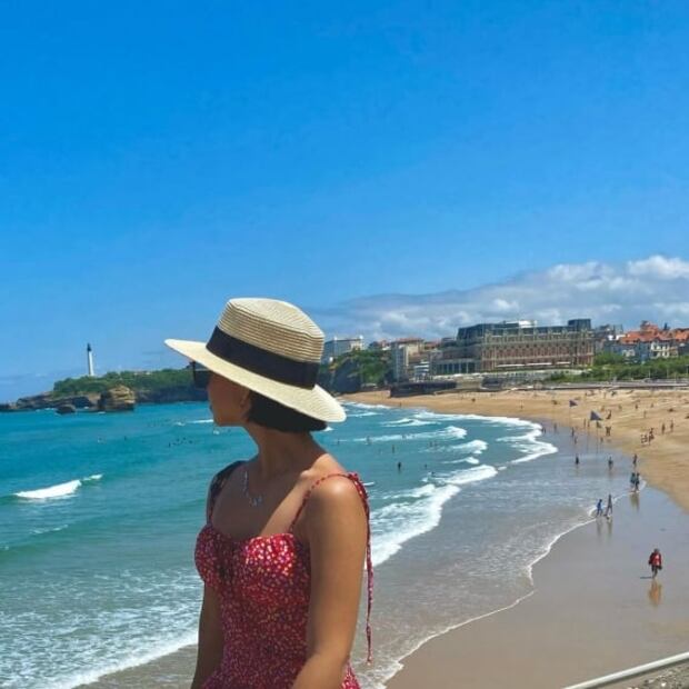 Ángela Aguilar roba suspiros con su mejor look desde Francia