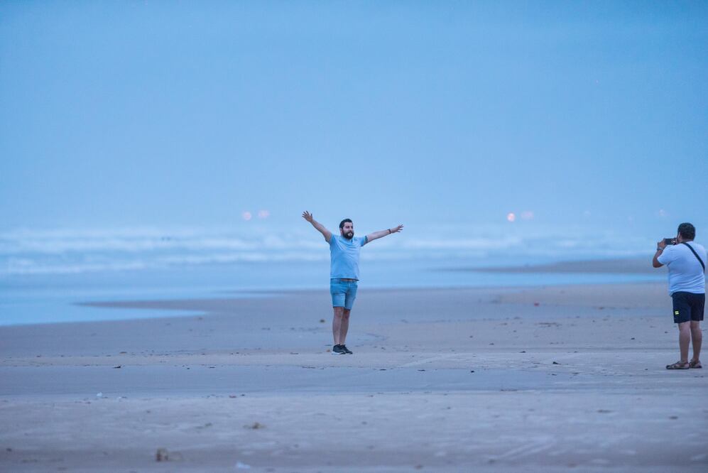 Varias familias acudieron a playas de Tamaulipas para tomarse selfies previo a la llegada de la tormenta tropical Alberto. (Foto: Roberto Iván Aguilar)