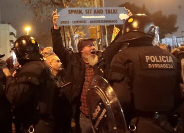 21 heridos durante protestas en el Camp Nou