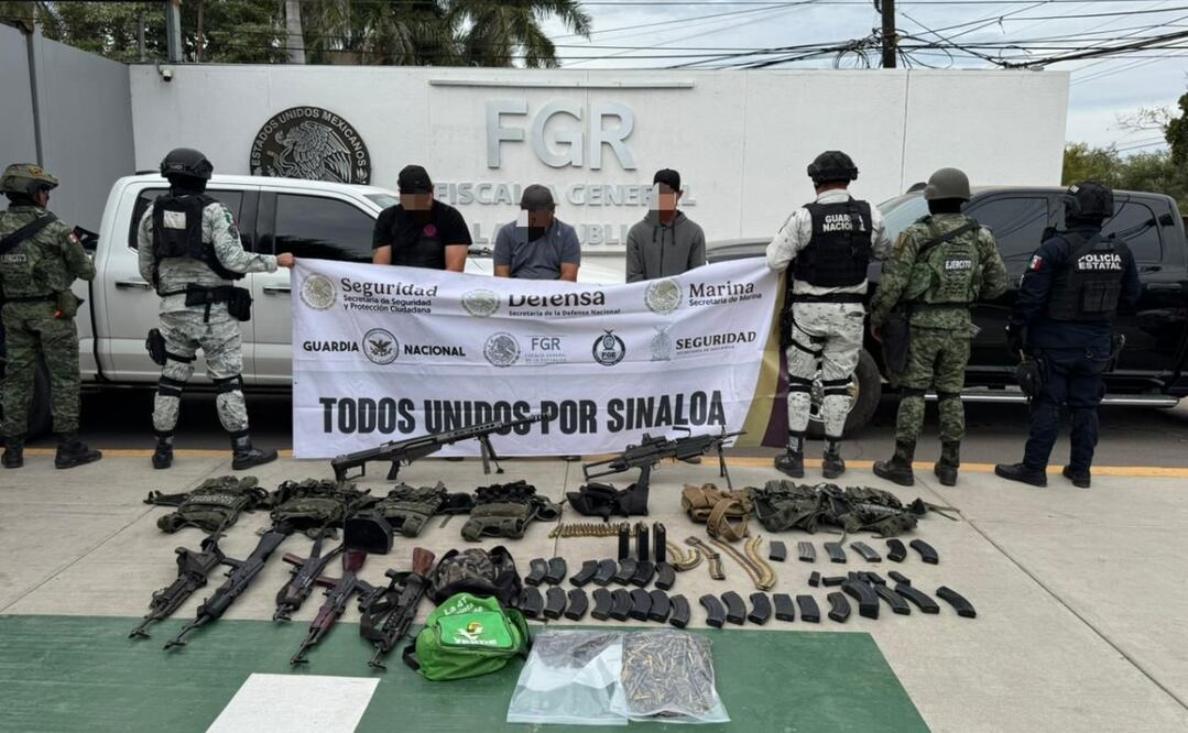 Se detuvo a tres personas, a las que se les incautó cinco rifles automáticos, una ametralladora, un Barret-50, una pistola, 32 cargadores abastecidos y seis chalecos tácticos. Foto: Especial