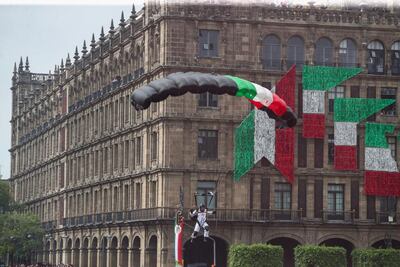 Se lesiona paracaidista durante desfile del 16 de septiembre