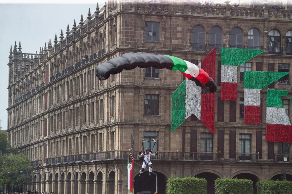 Como parte del desfile cívico -militar, más de diez paracaidistas del Ejército y Marina saltaron desde un helicóptero M17. Foto: Diego Simón Sánchez