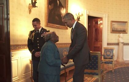 Mujer de 106 años visita por primera vez la Casa Blanca