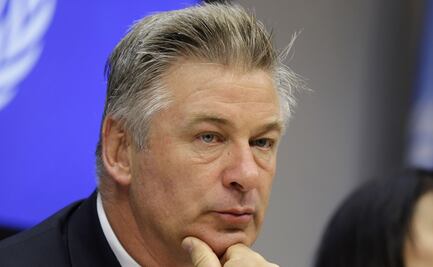 Cargos contra Alec Baldwin por disparo mortal en set no han sido descartados 