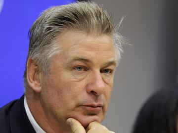Cargos contra Alec Baldwin por disparo mortal en set no han sido descartados
