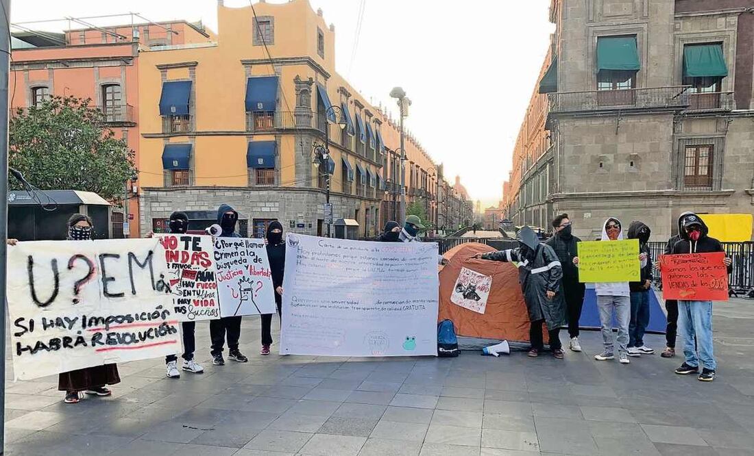 Estudiantes de la UAEMéx instalaron un plantón en el Zócalo capitalino para visibilizar en la conferencia matutina de la presidenta Claudia Sheinbaum su exigencia de anular el proceso de sucesión de la Rectoría. Foto: Especial