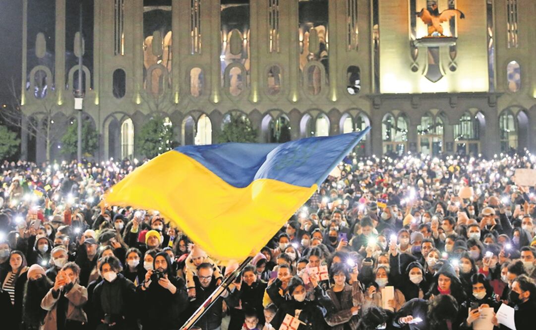 Unas 30 mil personas se manifestaron en la capital de Georgia, Tbilisi, en solidaridad con Ucrania, por la invasión rusa. Foto: Vano Shlamov. AFP
