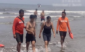 Elementos de la Marina rescatan a adolescente en playas de Veracruz; estuvo a punto de morir ahogado