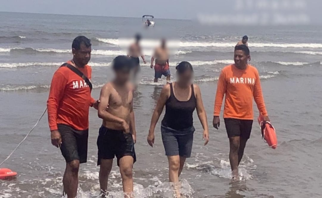 Elementos de la Secretaría de Marina-Armada de México rescataron a un menor de doce años, el cual estuvo a punto de morir ahogado en playas de la zona turística de Veracruz. | Foto: Especial.