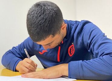 Erik Lira ya firmó con Cruz Azul