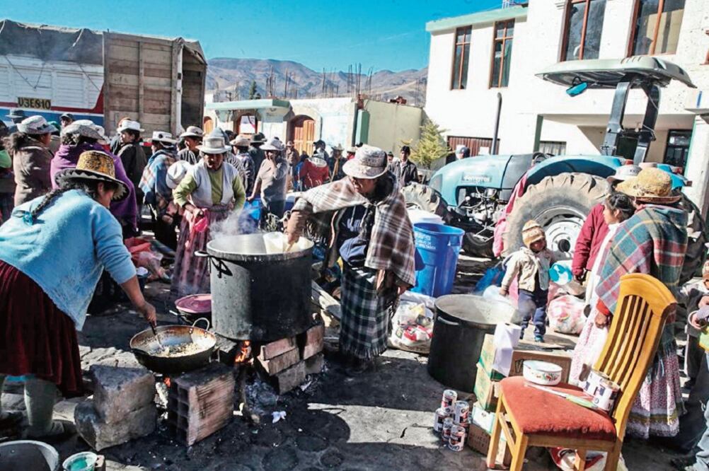Residentes cocinan a la intemperie después del sismo en la provincia de Caylloma, en el departamento de Arequipa, Perú, que hizo colapsar muchas viviendas (VIDAL TARQUI. XINHUA)